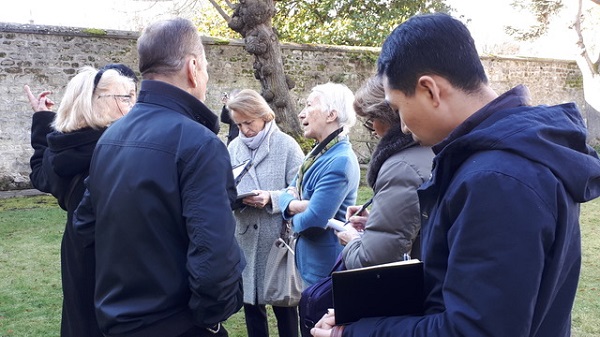 Françoise Brissard ave quelques journalistes de l'AJP dans le jardin de l'Hôtel de Noailles. Photo B. de Cosnac