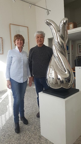 Béatrice Hignard et Tetsuo Harada au showroom du sculpteur
