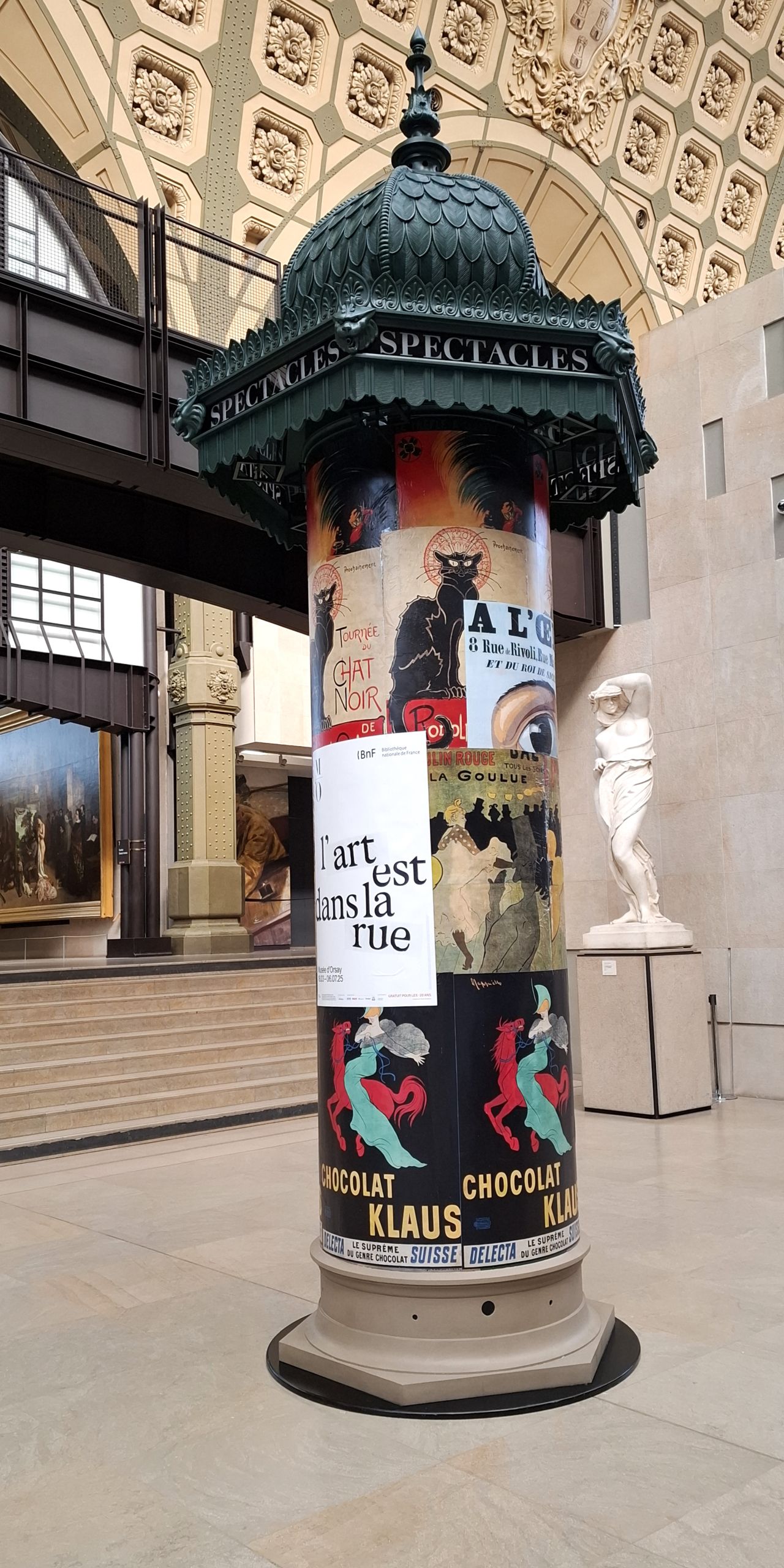 Une colonne Morris à l'entrée de l'expo (photo Christelle Piton)